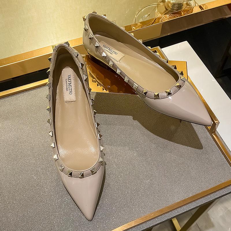 Newspring and Autumn Pointed Rivet Flat Shoes Women's Temperament Patent Leather Shallow Mouth Fairy Flat Boat Shoes Ballet Shoe