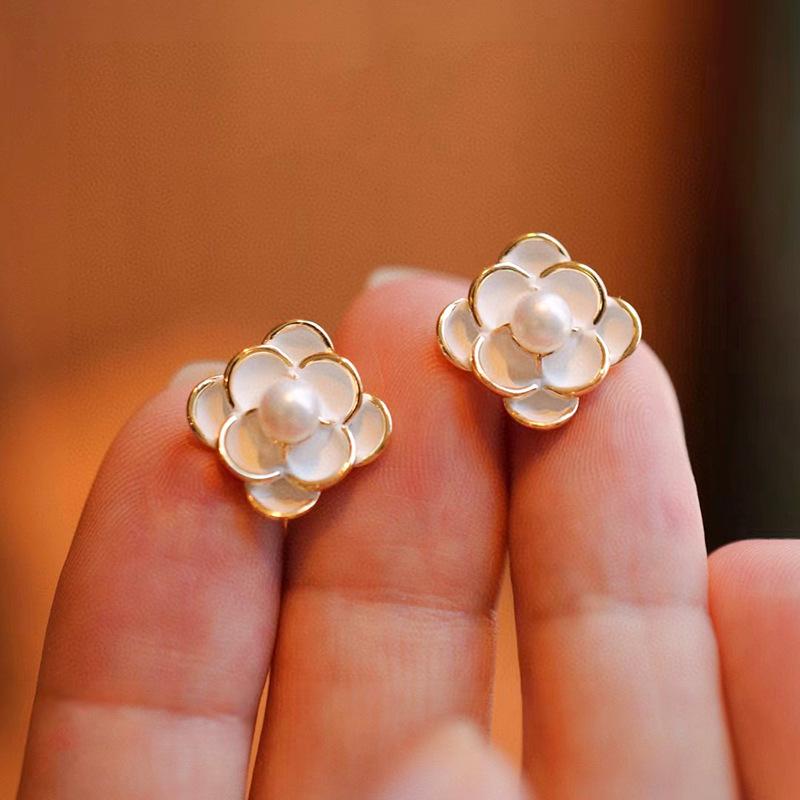 Natural freshwater pearl camellia earrings women's summer light luxury high-end s911 silver needle French niche flower stud earrings