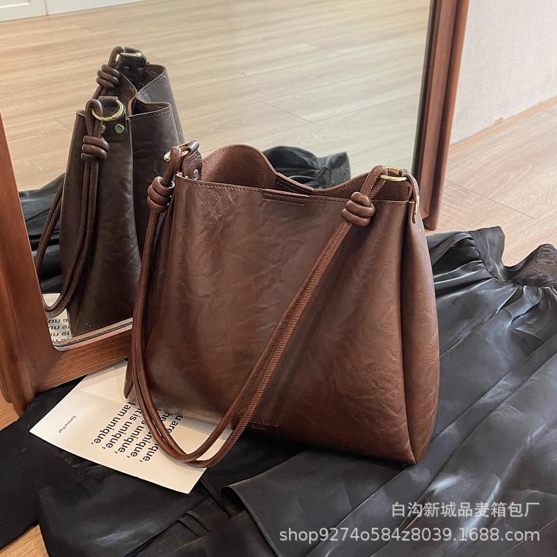 

This year s popular retro small bag women s 2025 new temperament versatile underarm bag large capacity messenger tote bag темно-коричневого
