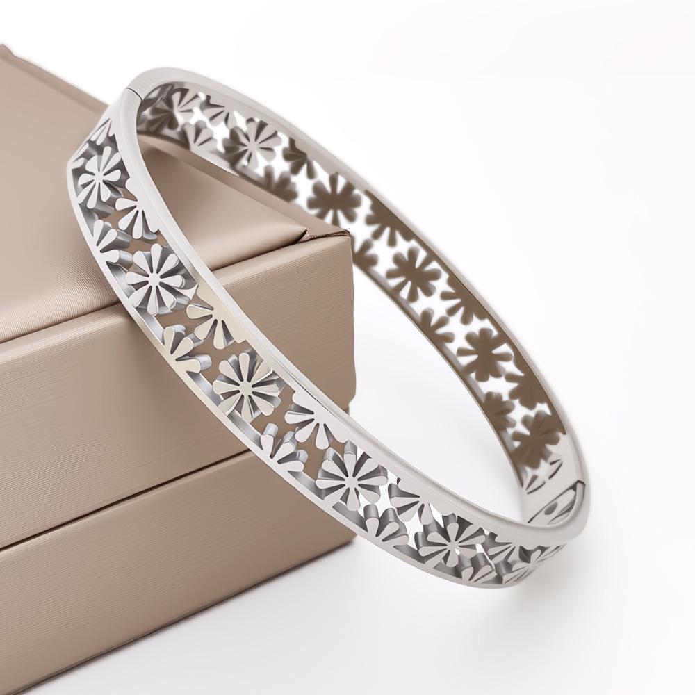 Four-Leaf Clover Women's Stainless Steel Bangle with Diamonds - Non-Fading Gold Titanium Steel Bracelet