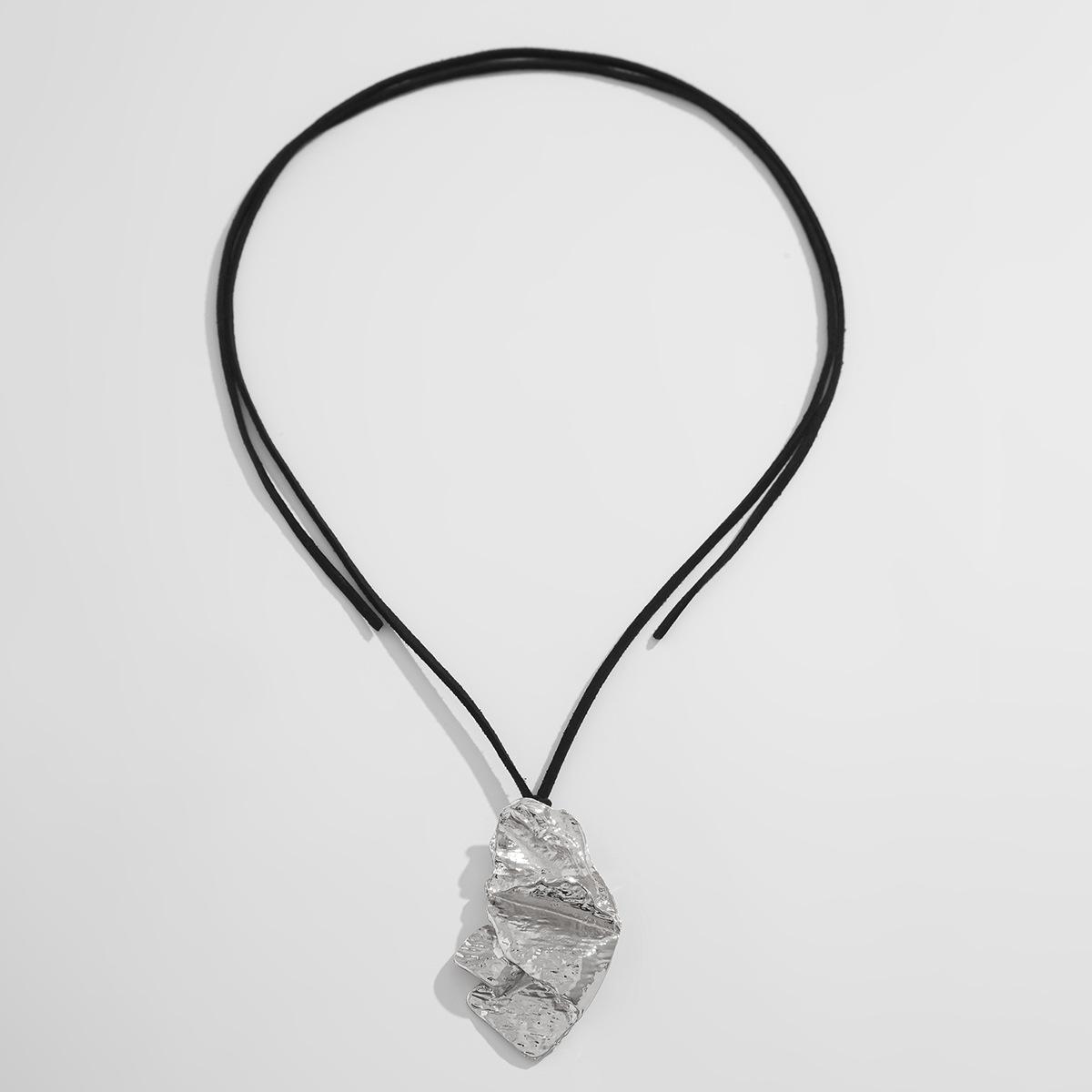 

Ювелирные изделия Нестандартное французское ожерелье с подвеской Холодное плиссированное ожерелье из жидкого сплава