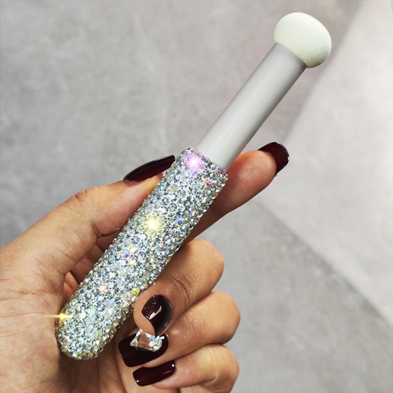 

Роскошная портативная кисть-консилер, инкрустированная бриллиантами, с маленькой губкой-барабанной палочкой