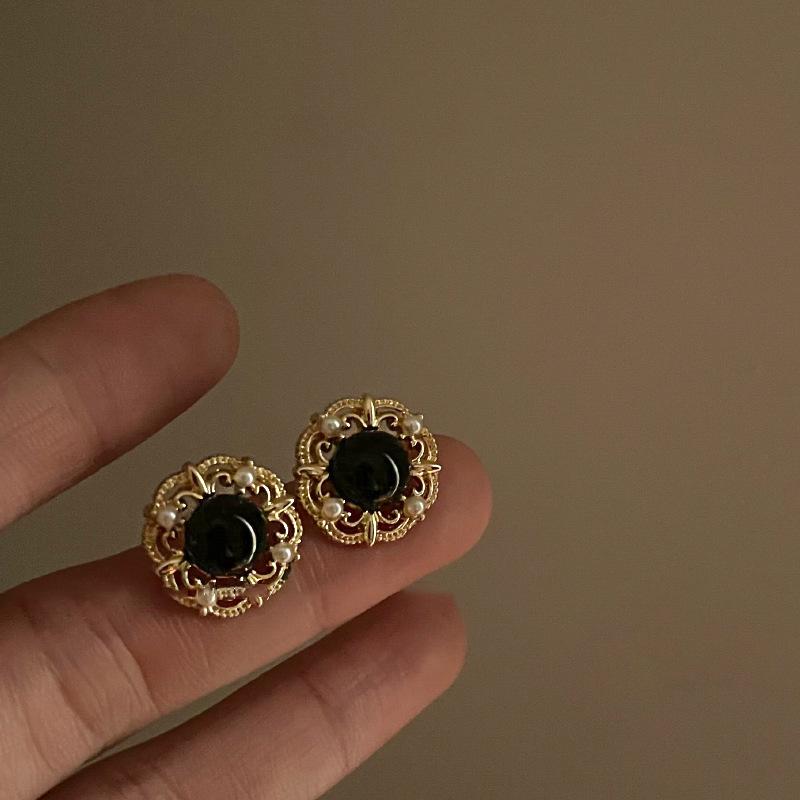 

Серьги-пусеты с полым узором из жемчужных цветов, серьги в ретро-придворном стиле, модные серьги с высоким чувством темперамента