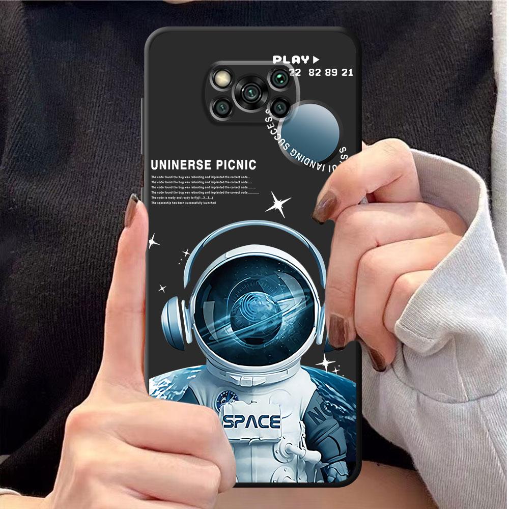 Cute Astronaut Phone Case for Xiaomi Poco F4 C40 X4 F3 GT M4 5G M3 F1 X3 NFC X3 Pro M3 Pro X3 GT X4 NFC F3 GT TPU Soft Black
