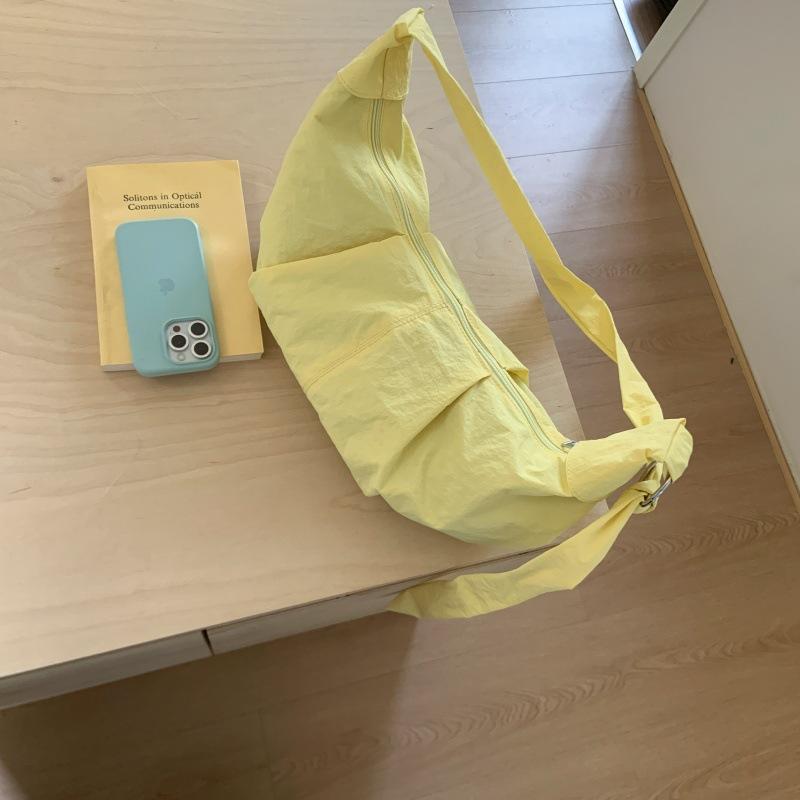 Niche Japanese and Korean literary messenger bag 2025 summer new simple versatile dumpling bag candy-colored casual shoulder bag