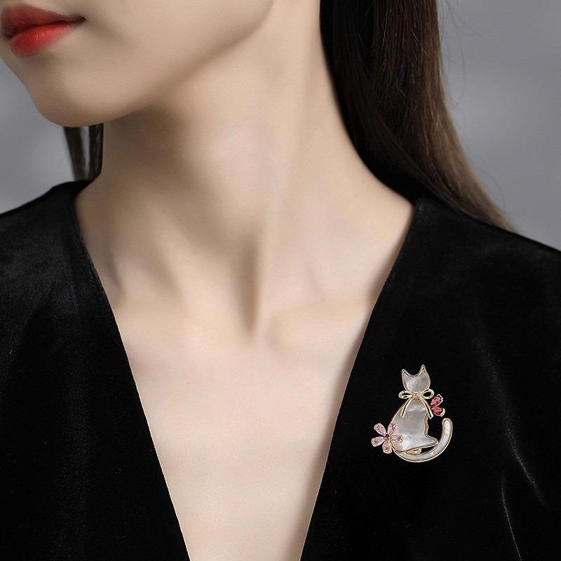 Cherry Blossom Kitten Brooch, A Fashionable and Cute Crystal Animal Brooch with A Niche Design Sense for Women