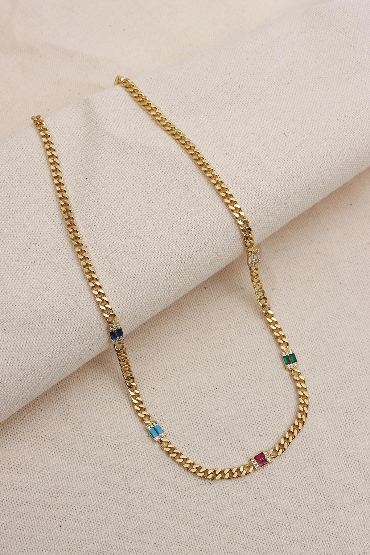 

Ожерелье-цепочка золотого цвета с разноцветным камнем-багетом