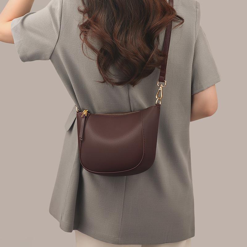 

Bag Women S Bag Autumn And Winter Fashion Versatile Commuter Leather Messenger Bag Small Bag Shoulder Bag Dumpling Bag темно-коричневого кольору
