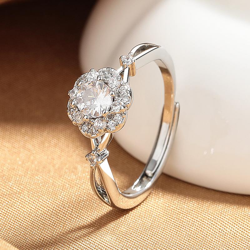 2026 Flower Man Girl Ring Diamond Ring Flower High Sense Light Luxury Twist Arm Bouquet Flower Group Ring Resizable серебряный
