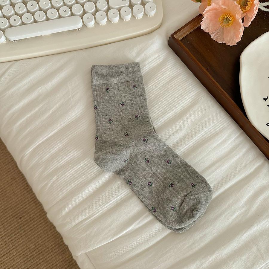 Soft Little Floral Socks for Autumn and Winter, Mid-length Children's Socks That Are Versatile and Elegant, Pile-up Socks, and Long Socks.