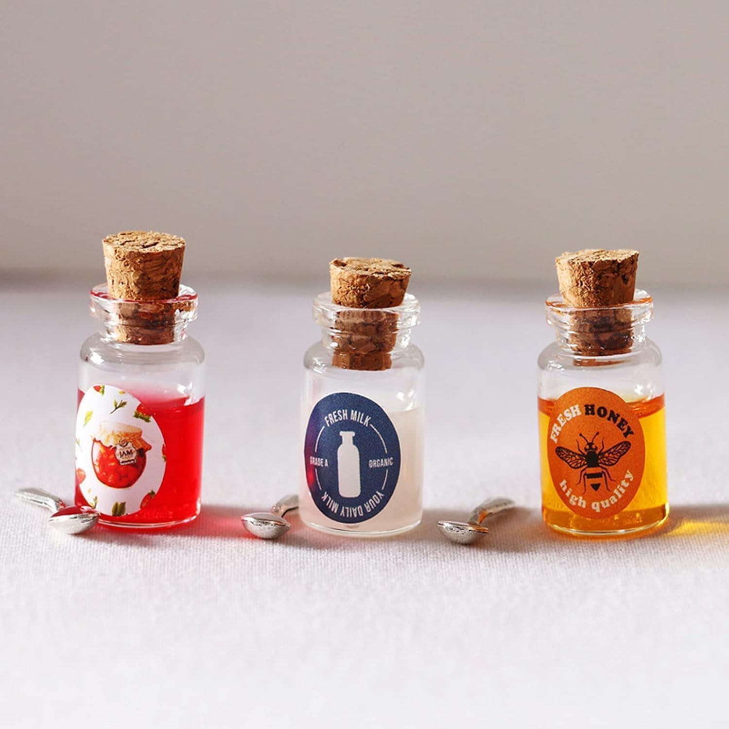 1Set Miniature Dollhouse Accessory, Resin Mini Jam Dollhouse Milk Honey Strawberry Jam with Spoon Set for Kitchen Scene Decoration, Décor