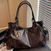 Französische Vintage-Umhängetasche Trendige Schicke Biker-Achseltasche Damen-Falten-Glänzende Tasche Horizontale Quadratische Reißverschluss-Ledertasche für Reisen