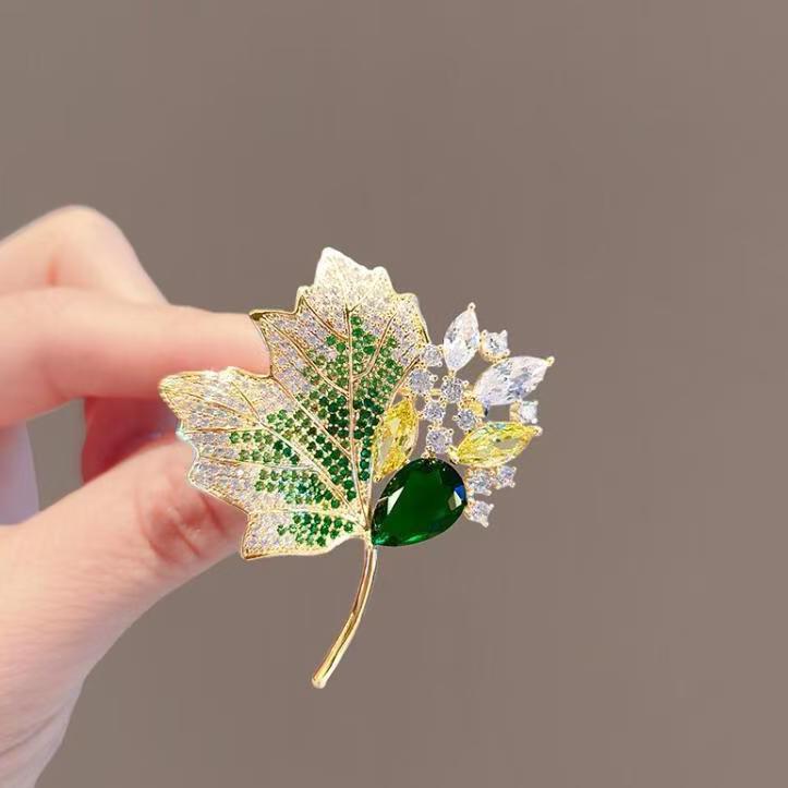 Elegant Maple Leaf Corsage: Fashionable, Versatile, and Chic High-End Brooch