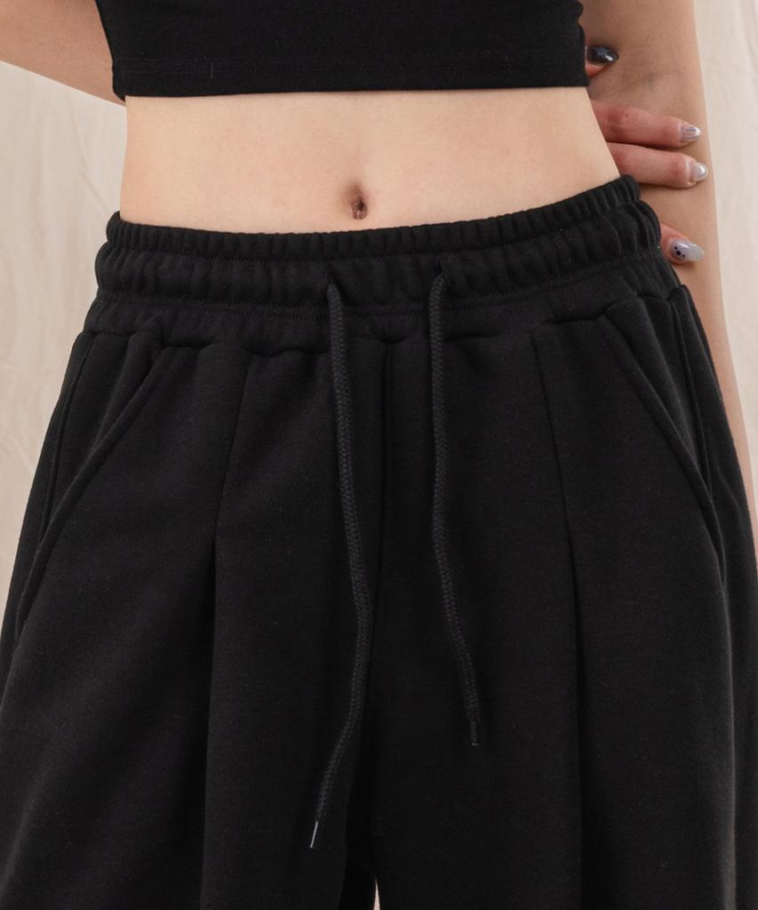 Ellamo Wide One-Pleat Sweatpants [Black]