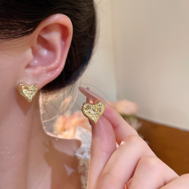 Ins Wind Pearl Love Earrings Women's Exquisite Niche Versatile High-end Stud Earrings 925 Silver Needle Explosive Earrings Wholesale