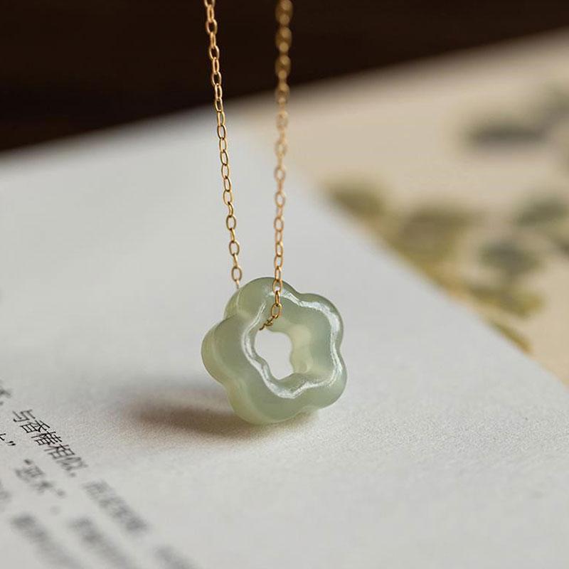 Fashion Jade Plum Blossom Necklace Clavicle Chain for Women Small and Antique Style Flower Collar Chain Hollow Exquisite Jewelry