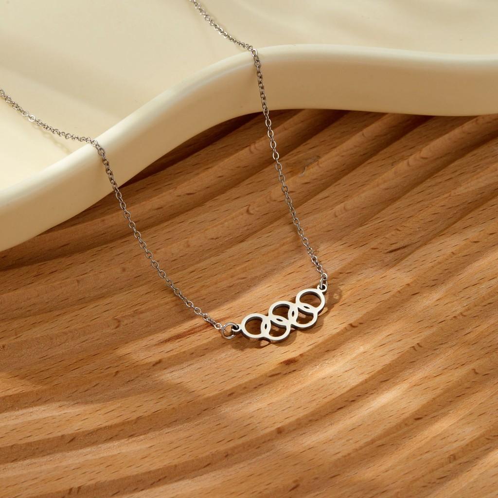 Modische 18k Gold- und Silber Titanstahl Fünf-Ring Anhänger Halskette für schicken Alltag