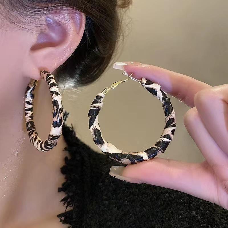 

Maillard retro exaggerated leopard print leather earrings high-end fashionable earrings temperament ear jewelry