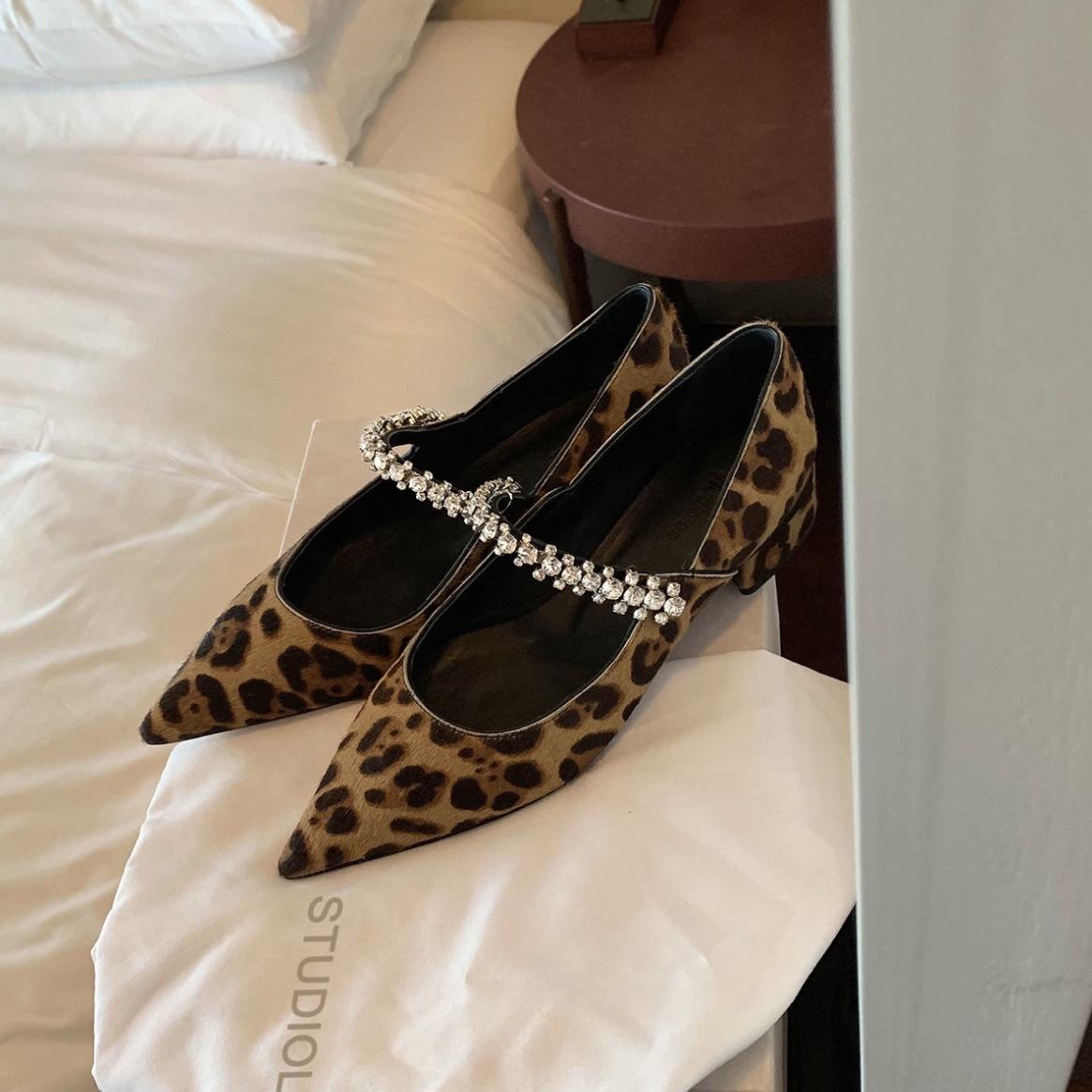 

Весна 2025 года, новая версия из коровьей кожи, элегантные маленькие заостренные сверкающие бриллианты с универсальным леопардовым принтом, легкие туфли на небольшом толстом каблуке для женщин 40 цветной печати леопарда