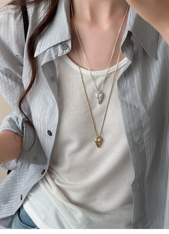 Korean Style Heart Totem Pointed Toe Necklace: Unique Niche Design, Fashionable Clavicle Chain for Women.