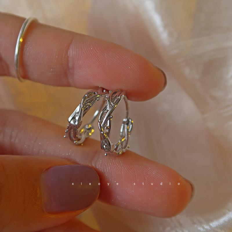 

Simple and personalized design, thorn earrings, tide stud earrings, earrings, ear buckles, cold wind earrings. серебряный