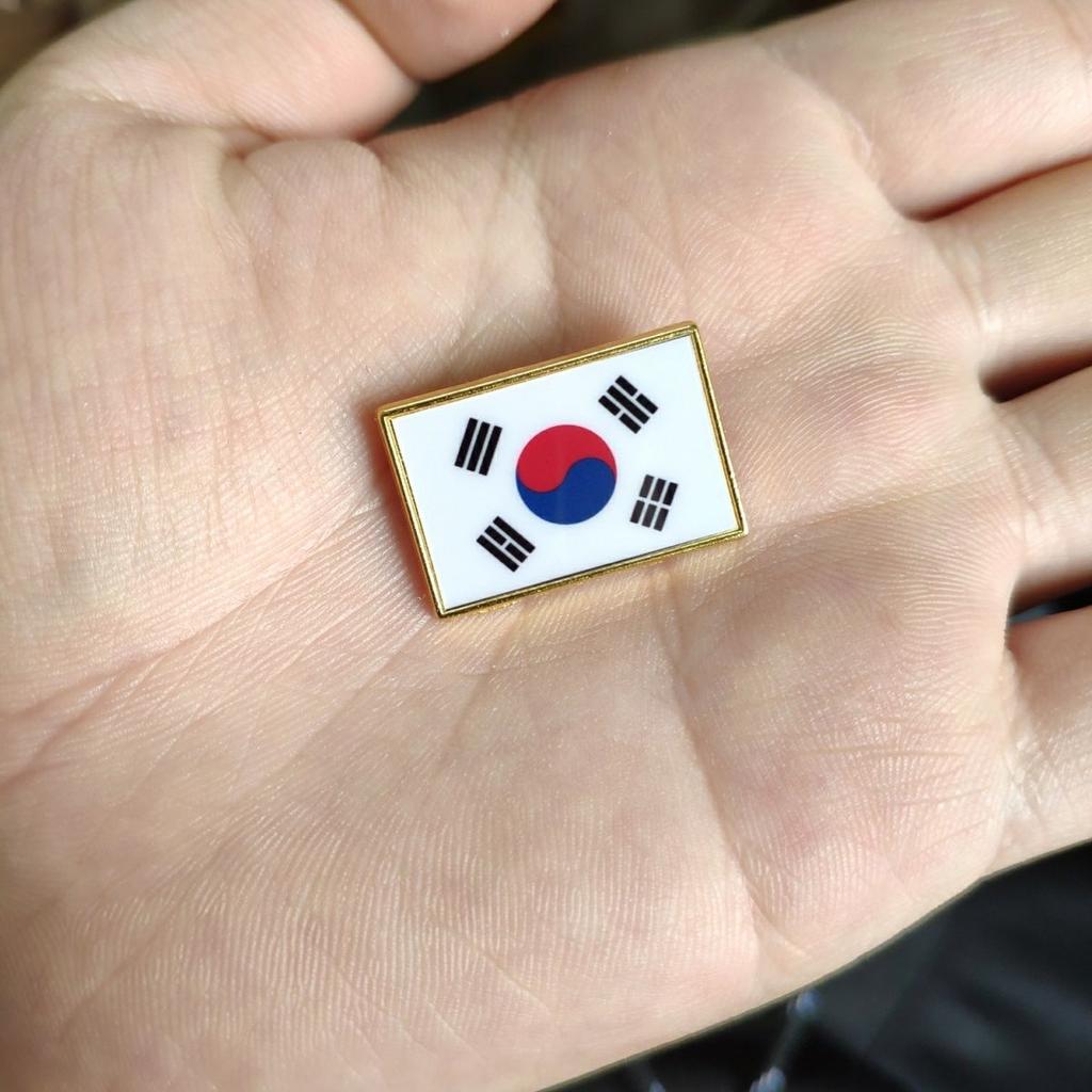 Korean Flag Brooch 2.5 * 1.5cm Zinc Alloy Die-cast Pvc Color Printing and Coating Golden Rectangular Shape