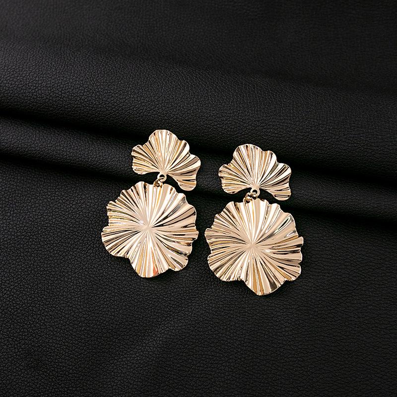Exquisite Retro Leaf & Butterfly Ginkgo Gold Earrings: Luxurious Statement Piece