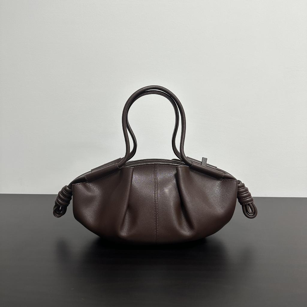 2025 New Internet celebrity catwalk model leather cloud bag dumpling bag drawstring women's bag fashion high sense messenger portable