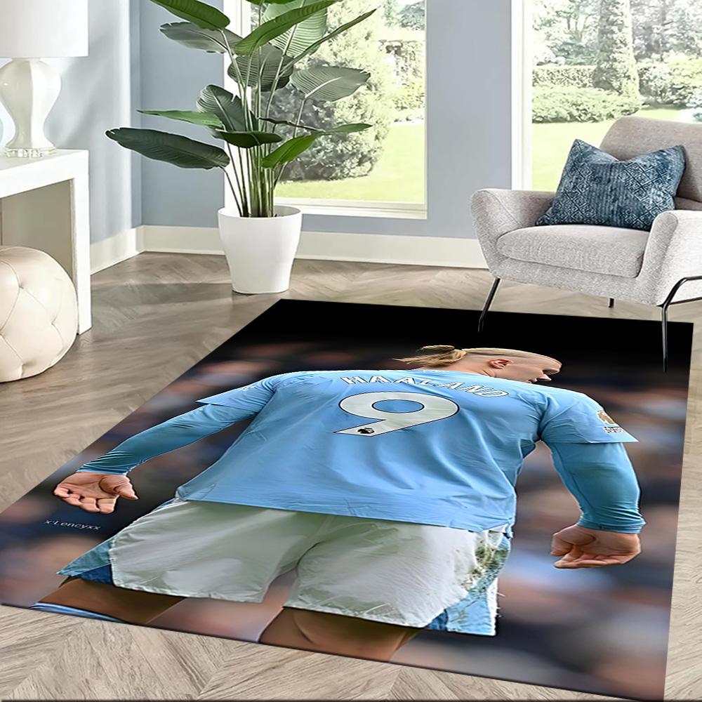 I tappeti Haaland At The Stadium Square sono un'ottima scelta per soggiorni, camere da letto, decorazioni per la casa e come regali.