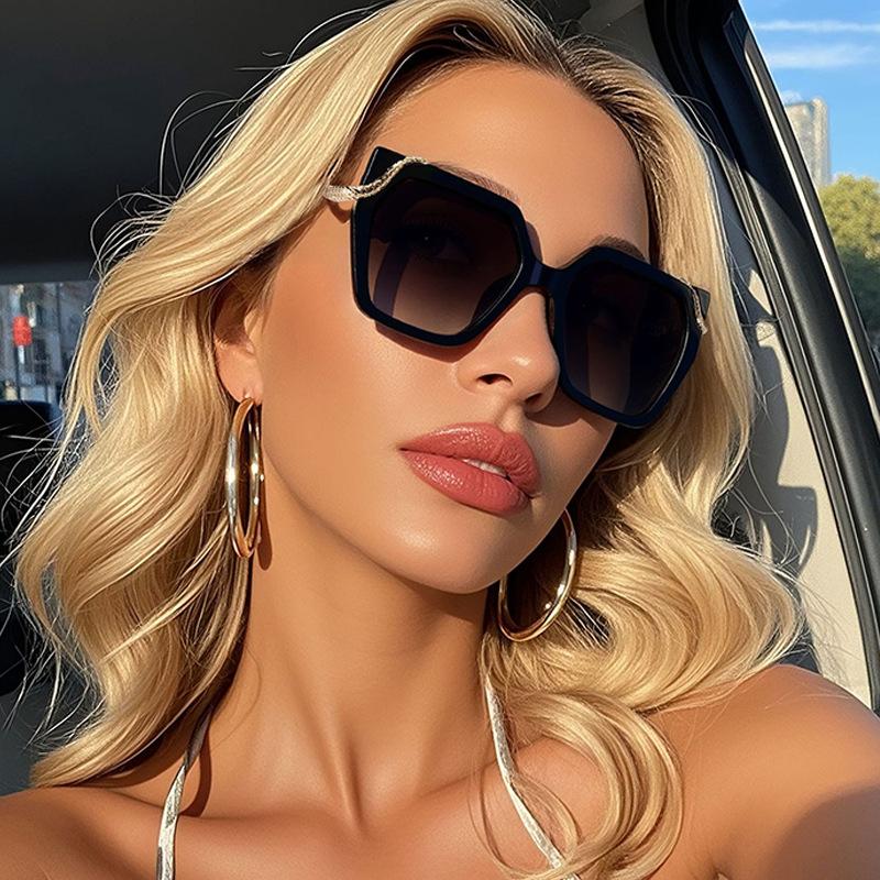 New Fashion Oversized Polygon Sunglasses Women Gradient Lens Glasses Metal Frame Design Snake Decoration Eyeglasses Uv400