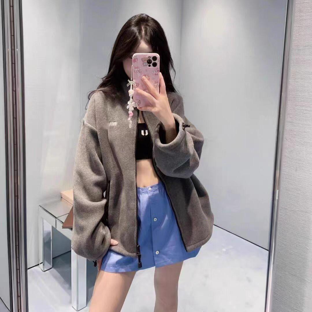 

Куртка из серого флиса осень/зима 2024 года с простой вышивкой букв — модная и свободная для пар Large темно-серого