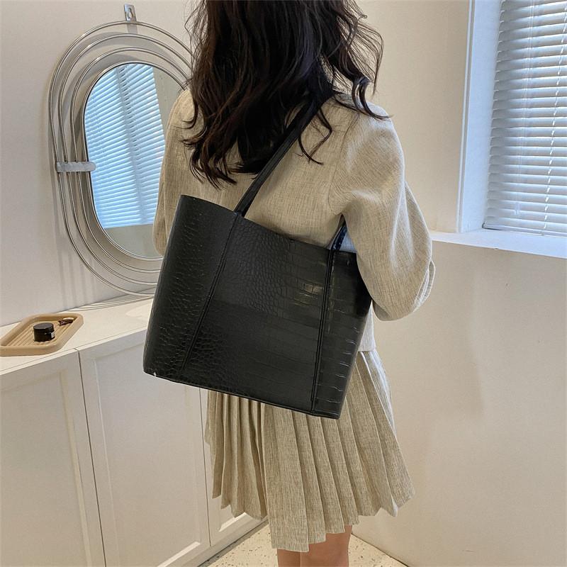 Stylish Retro Fashion Black Tote Bag For Women Large Capacity For Commuting