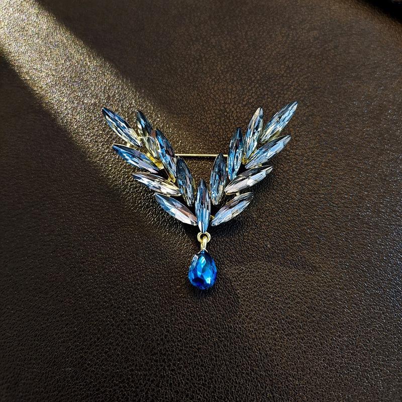 High-End Light Luxury Flower Brooch Female Heavy Industry Design Sense Animal Brooch Diamond Corsage Coat Clothing Accessories