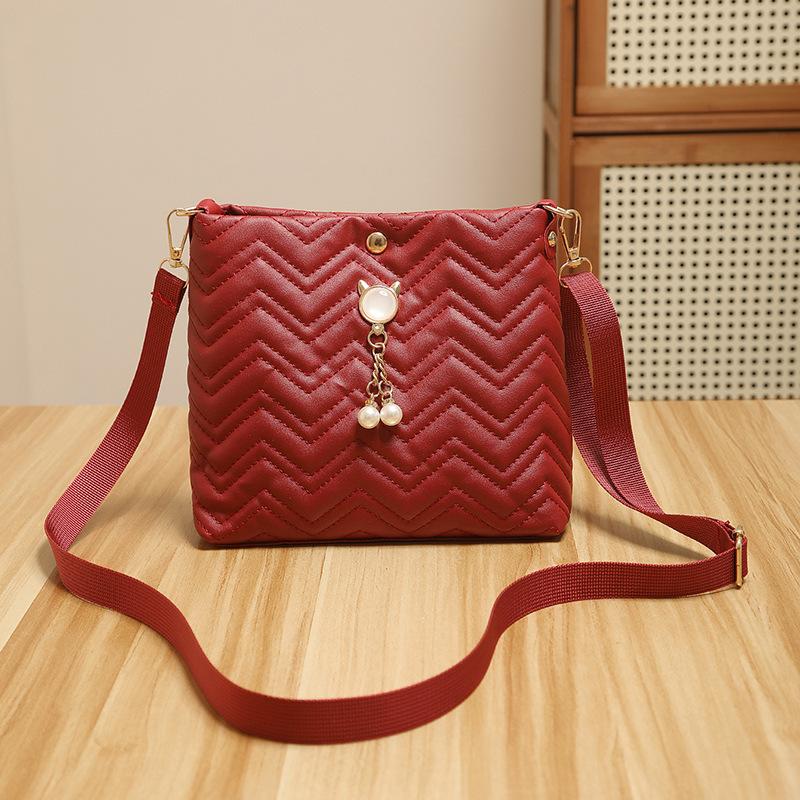 Stylish Wave Stripe Quilted Cat Pearl Pendant Decorative Simple Ladies Crossbody Bag Bag