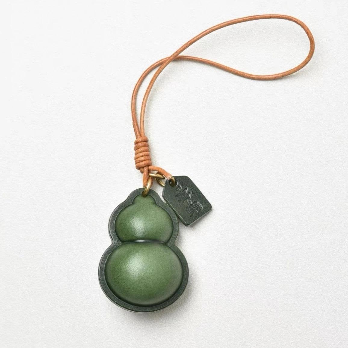 

New Chinese Sle Gourd Hanging Bag Charm Ornament Rope Tanned Cowhide Car Interior Accories Creative Bag Decorations Pendants