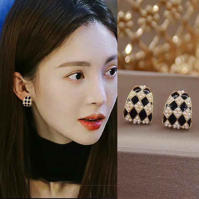 Elegant S925 Sterling Silver Rhombus Checkerboard Pearl Stud Earrings for Women - High-End Light Luxury Design