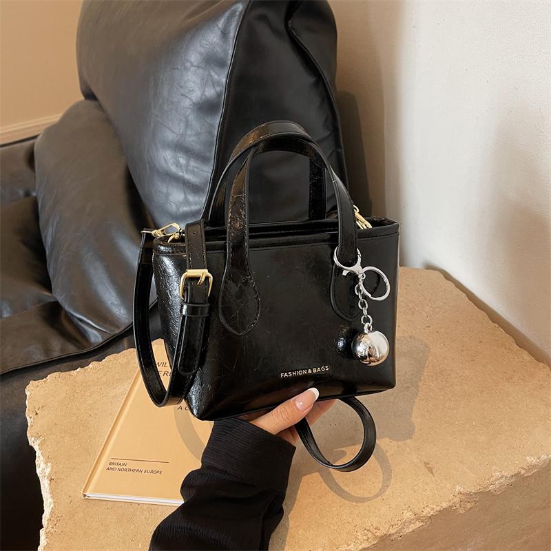 Handheld small bag women's new ins fashion minimalist style shoulder messenger bag oily leather bucket bag