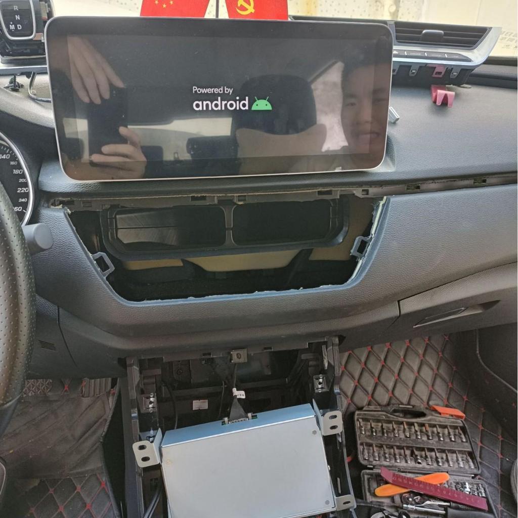 Hongqi H5 12.3'' Android Navigation System with Split Screen & Blind Zone Display