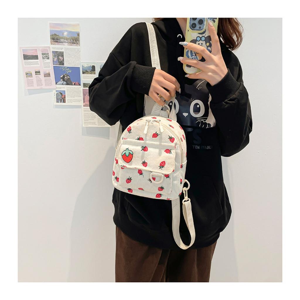 Ein einzigartiger Erdbeer-Mini-Rucksack aus leichter Polyesterfaser. Ausgestattet mit verstellbaren Schultergurten, Reißverschluss und Handwäsche-Funktion