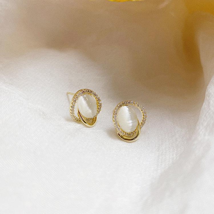 Hong Kong Style Oval Cat's Eye Stud Earrings for Women - Lightweight, Luxurious, Elegant Design