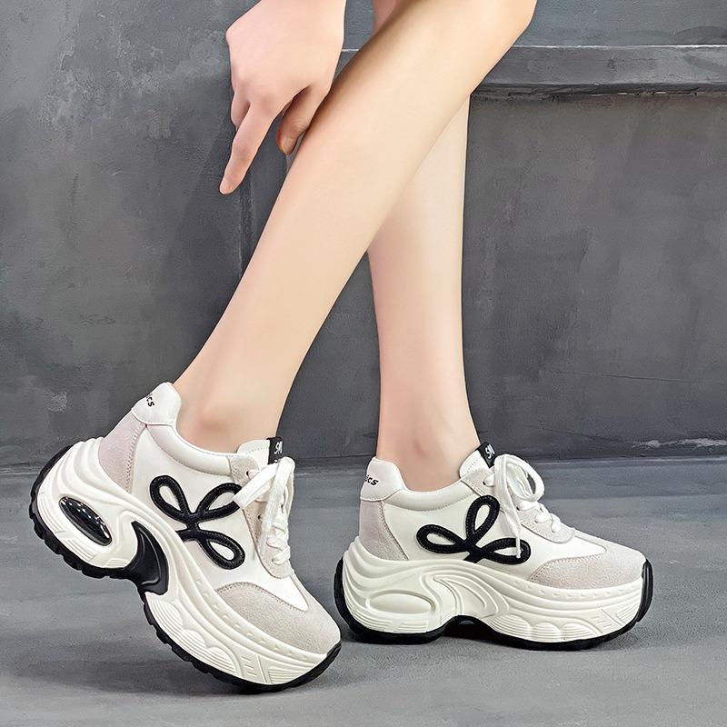 Herbst neue kleine und vielseitige lässige Plateau-Schuhe Damen-Sneaker erhöhen die Höhe von Damenschuhen