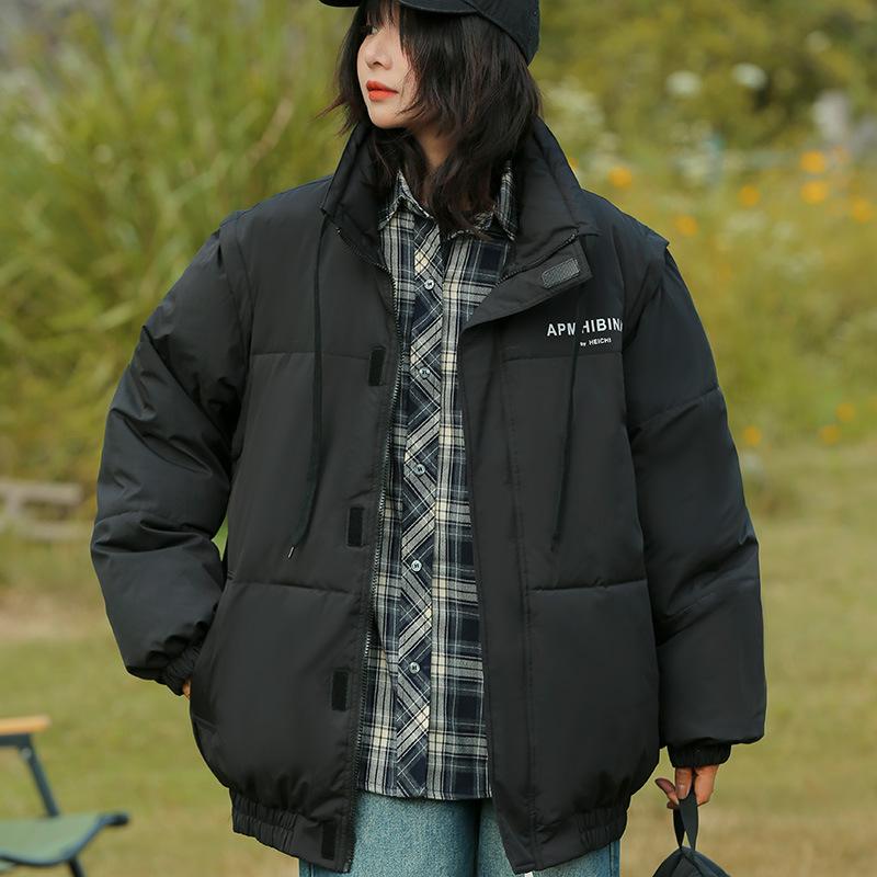 

Две пары мужчин и женщин одеты в жилеты со съемными рукавами и две части одежды: короткую одежду с воротником-стойкой. M чёрный