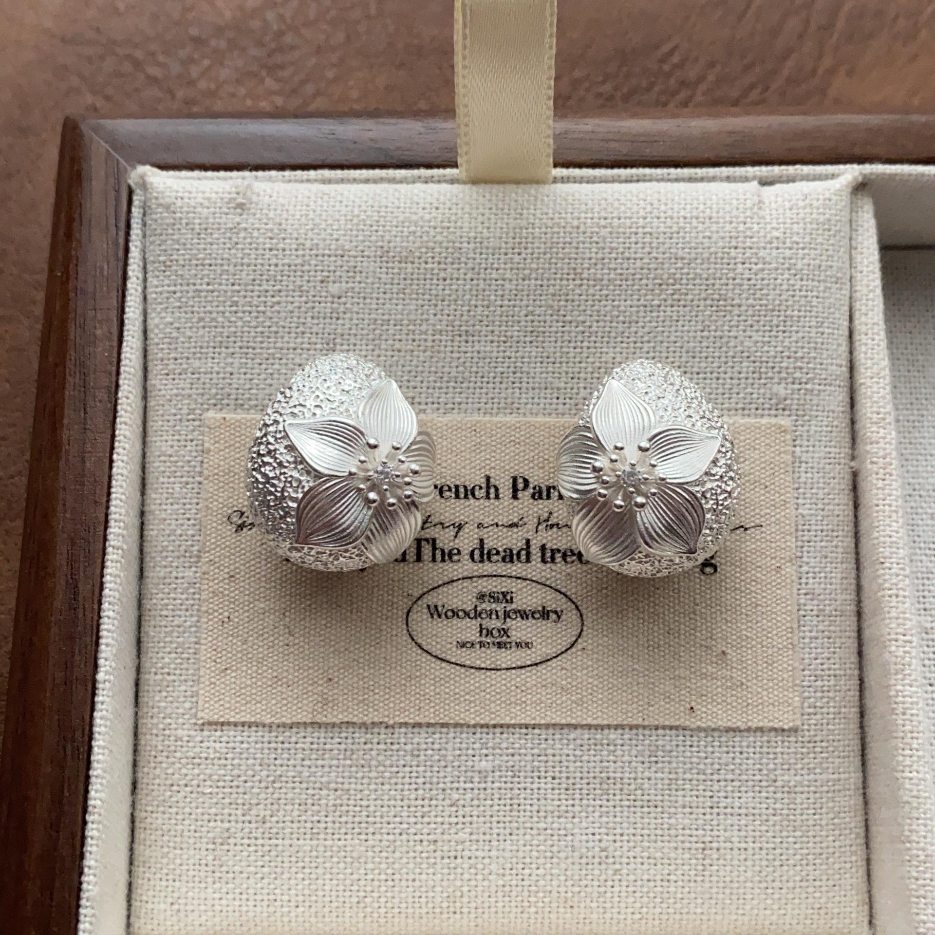 

Ancient three-dimensional flower strawberry stud earrings Advanced natural particle texture earrings Niche light luxury design Versatile stud earrings
