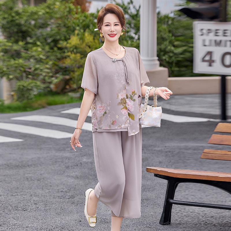 

Chic Summer Chiffon Two-Piece Suit for Middle-Aged and Elderly Women, Elegant Short Sleeve, Lightweight and Cool. 4XL
