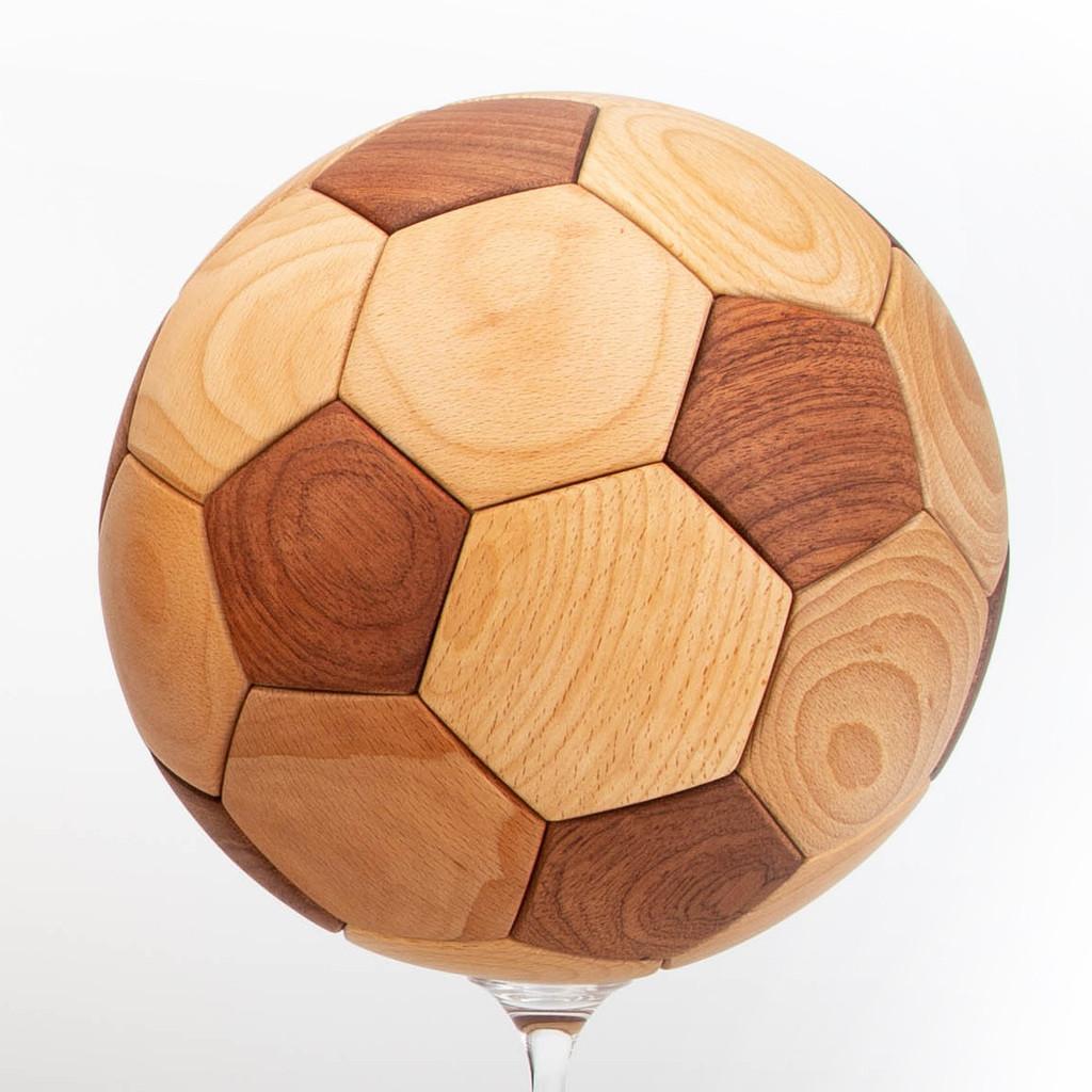 Teakholz Fußball Dekoration mit traditioneller Holzverbindung für Kinderzimmer und als Geschenk