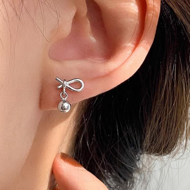 Knotenperlen-Ohrstecker für Damen, einfache kleine Schleifenohrringe, leichte, luxuriöse, temperamentvolle, geometrische Ohrringe