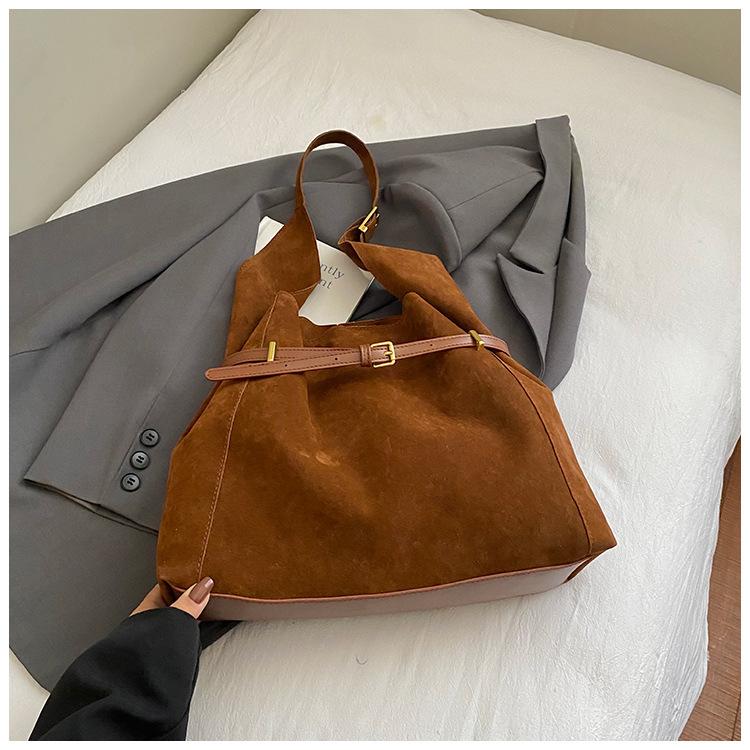 

Модный дизайн, нишевая сумка-тоут, женская, 2025, новая, ретро, большая вместимость, на плечо, сумка-мессенджер, супер огонь, сумка для мамы коричневый