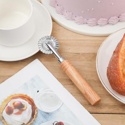 Manuelles Pizzaspitzen-Rollrad Zinklegierung Holzgriff Kuchen-Prägekanten-Schneider Handgehaltene Seiten-Prägeform Kekse Teigtaschen