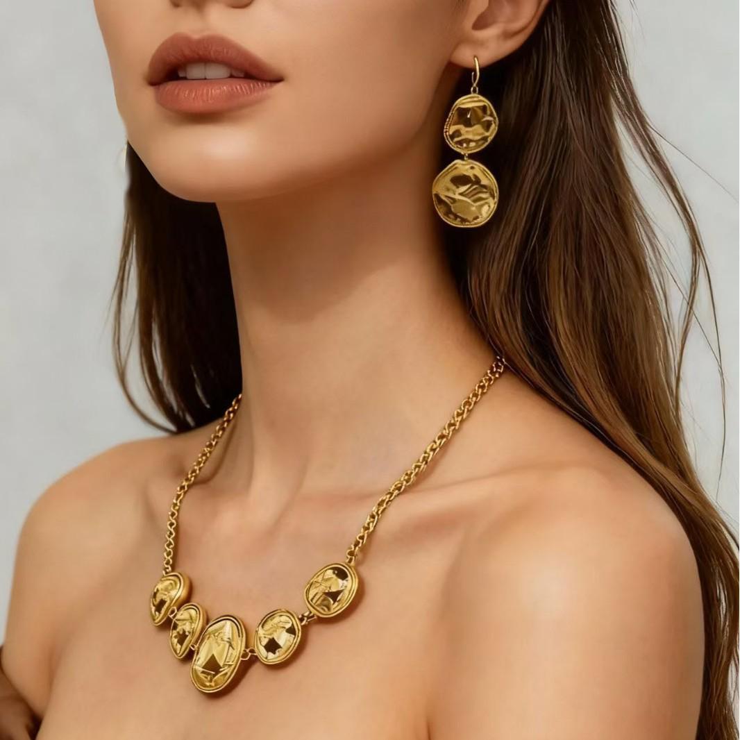 

Винтажный преувеличенный нерегулярный металлический набор серег-гвоздиков и ожерелья