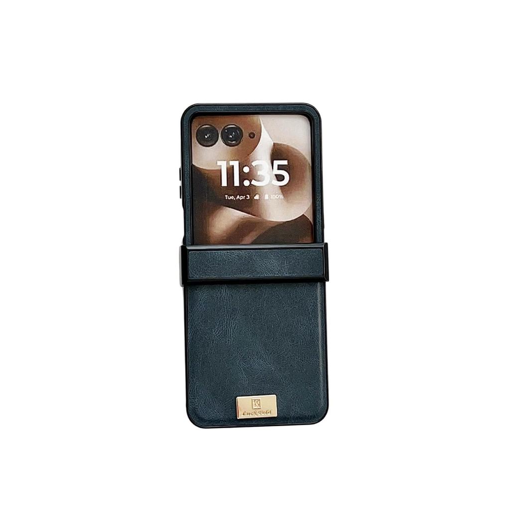 Samsung Z Flip7 Retro Crazy Horse Grain Magnetic Phone Case, Compatible with Flip6/5, Three-Section Nameplate Style.